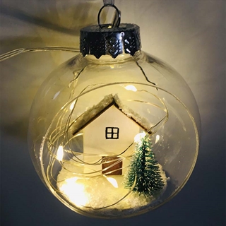 Enkelt kugle med lyskæde, lille hus og juletræ 